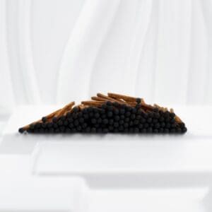 9.5 cm long wooden matches with black tips and cinnamon-coloured sticks for candles, fireplaces, barbecue and fire pits, safe and stylish home matches.