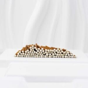 9.5 cm long wooden matches with white tips and cinnamon-coloured sticks for candles, fireplaces, barbecue and fire pits, safe and stylish home matches.