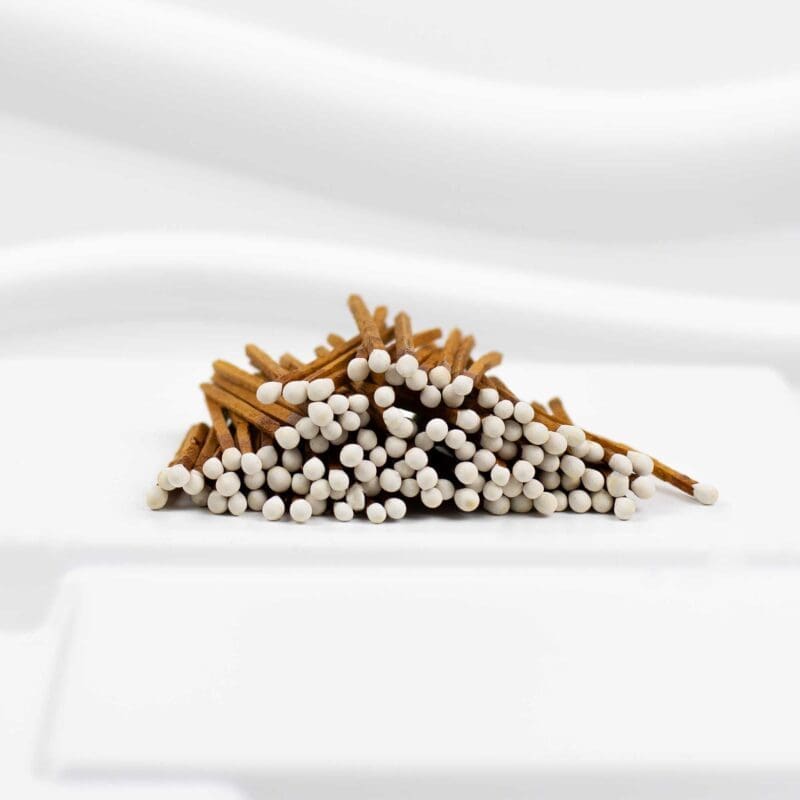 4.8 cm Cinnamon with White Tips Matches Elegant cinnamon coloured matches with white tips in a glass jar, stylish 4.8 cm match set for candles and fireplace, minimalist cinnamon and white matches as a gift
